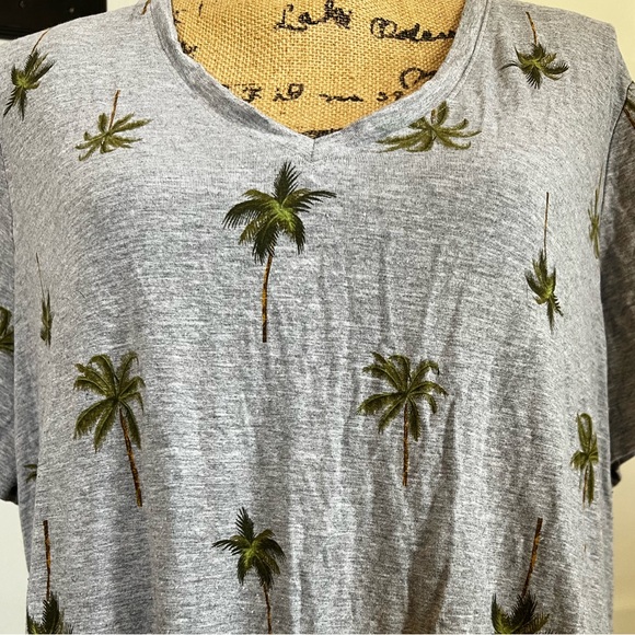 Old Navy Luxe Palm Tree Tee - Size XL - Picture 2 of 10